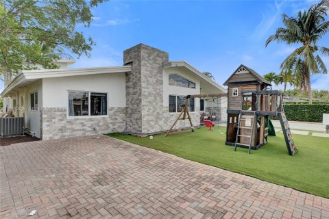 Casa en venta en Miami, Florida, 5 dormitorios, 193.89 m2 № 1999862 - foto 9