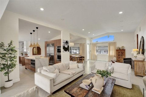 Casa en venta en Miami, Florida, 5 dormitorios, 193.89 m2 № 1999862 - foto 20