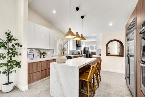 Casa en venta en Miami, Florida, 5 dormitorios, 193.89 m2 № 1999862 - foto 25