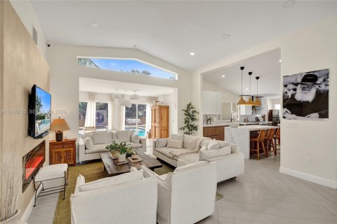 Casa en venta en Miami, Florida, 5 dormitorios, 193.89 m2 № 1999862 - foto 14