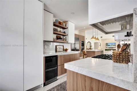 Casa en venta en Miami, Florida, 5 dormitorios, 193.89 m2 № 1999862 - foto 29