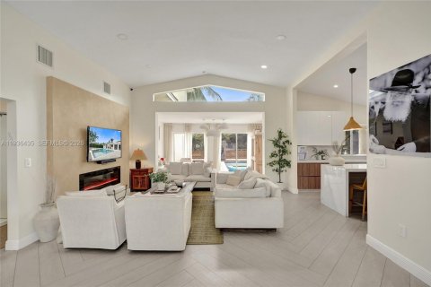 Casa en venta en Miami, Florida, 5 dormitorios, 193.89 m2 № 1999862 - foto 15