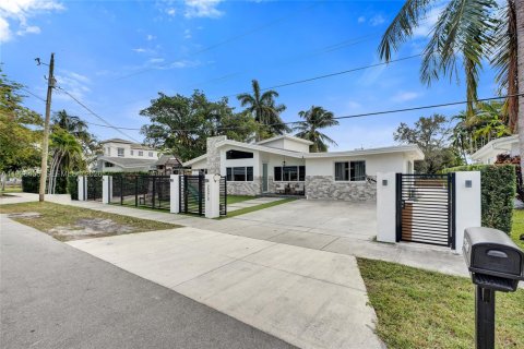 Casa en venta en Miami, Florida, 5 dormitorios, 193.89 m2 № 1999862 - foto 2