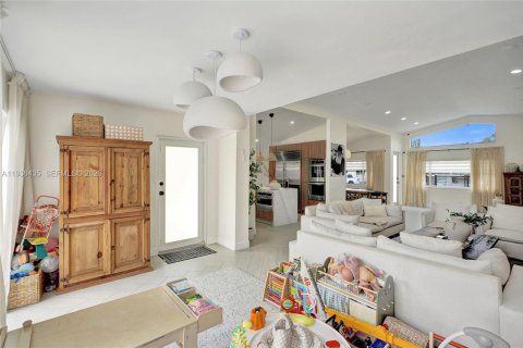 Casa en venta en Miami, Florida, 5 dormitorios, 193.89 m2 № 1999862 - foto 22