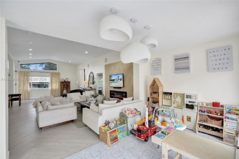 Casa en venta en Miami, Florida, 5 dormitorios, 193.89 m2 № 1999862 - foto 21