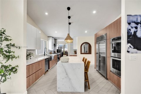Casa en venta en Miami, Florida, 5 dormitorios, 193.89 m2 № 1999862 - foto 24