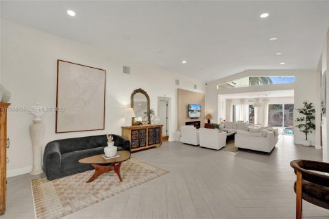 Casa en venta en Miami, Florida, 5 dormitorios, 193.89 m2 № 1999862 - foto 12