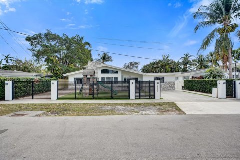 Casa en venta en Miami, Florida, 5 dormitorios, 193.89 m2 № 1999862 - foto 6