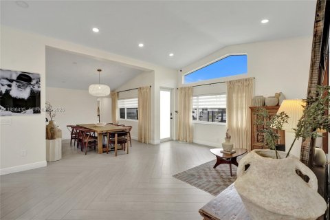 Casa en venta en Miami, Florida, 5 dormitorios, 193.89 m2 № 1999862 - foto 16