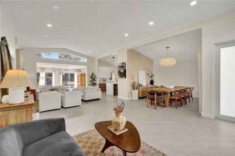 Casa en venta en Miami, Florida, 5 dormitorios, 193.89 m2 № 1999862 - foto 13