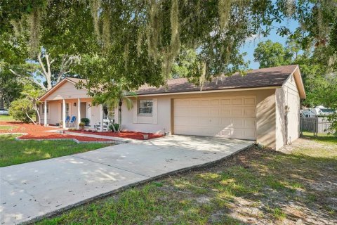 House in Land O' Lakes, Florida 4 bedrooms, 157.38 sq.m. № 2198627