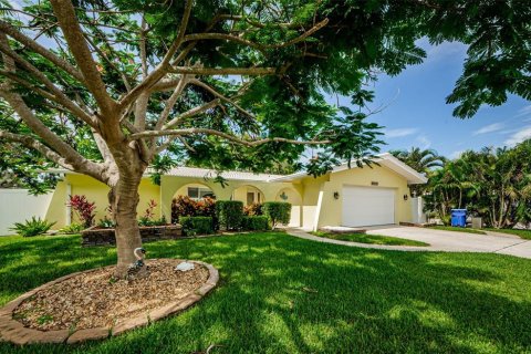 House in Seminole, Florida 2 bedrooms, 171.5 sq.m. № 1786632 - photo 1