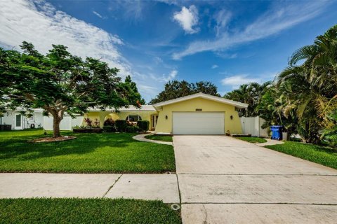 House in Seminole, Florida 2 bedrooms, 171.5 sq.m. № 1786632 - photo 2