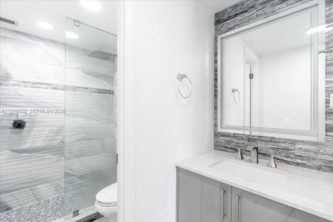 Condo in Hallandale Beach, Florida, 1 bedroom  № 2004810 - photo 14