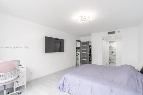 Condo in Hallandale Beach, Florida, 1 bedroom  № 2004810 - photo 11