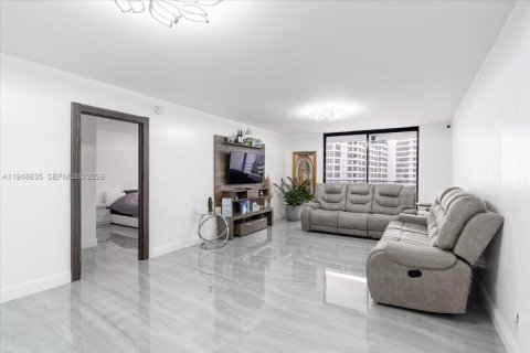 Condo in Hallandale Beach, Florida, 1 bedroom  № 2004810 - photo 8