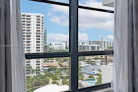 Condo in Hallandale Beach, Florida, 1 bedroom  № 2004810 - photo 12