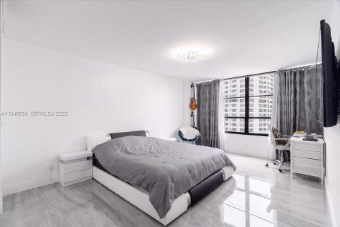 Condo in Hallandale Beach, Florida, 1 bedroom  № 2004810 - photo 10