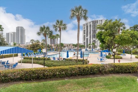 Condo in Hallandale Beach, Florida, 1 bedroom  № 2004810 - photo 17