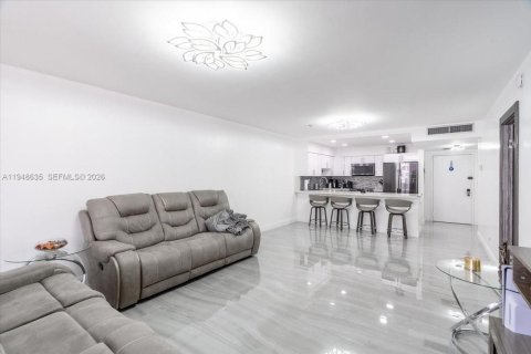 Condo in Hallandale Beach, Florida, 1 bedroom  № 2004810 - photo 7