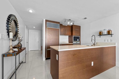 Condo in Miami, Florida, 2 bedrooms  № 2242537 - photo 11