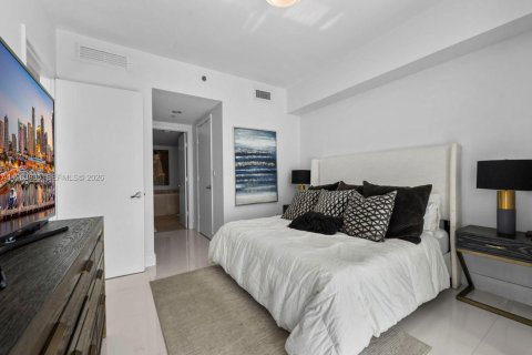 Condo in Miami, Florida, 2 bedrooms  № 2242537 - photo 12