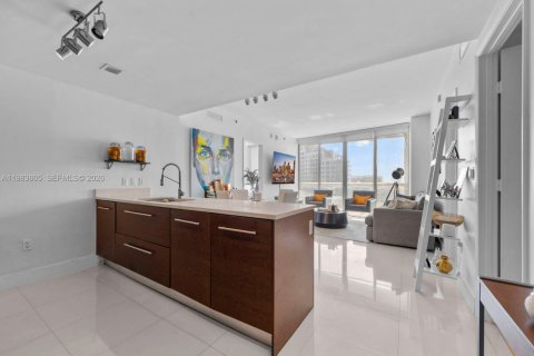 Condo in Miami, Florida, 2 bedrooms  № 2242537 - photo 8