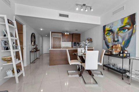 Condo in Miami, Florida, 2 bedrooms  № 2242537 - photo 7