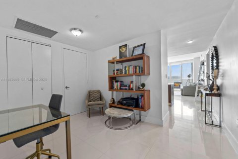 Condo in Miami, Florida, 2 bedrooms  № 2242537 - photo 23