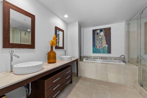 Condo in Miami, Florida, 2 bedrooms  № 2242537 - photo 17