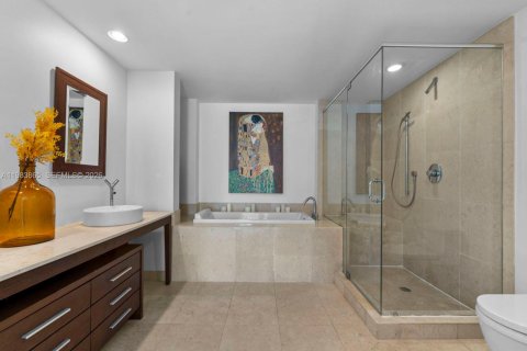 Condo in Miami, Florida, 2 bedrooms  № 2242537 - photo 16