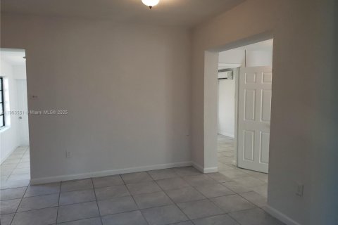 House in North Miami, Florida 3 bedrooms № 1954431 - photo 6