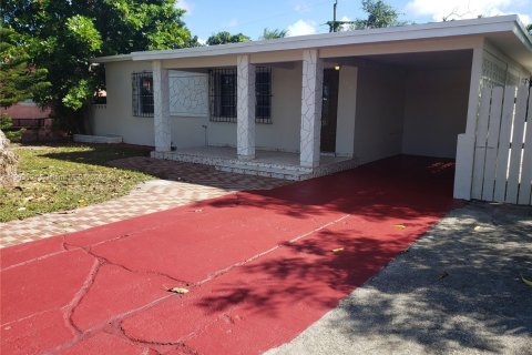 House in North Miami, Florida 3 bedrooms № 1954431 - photo 1