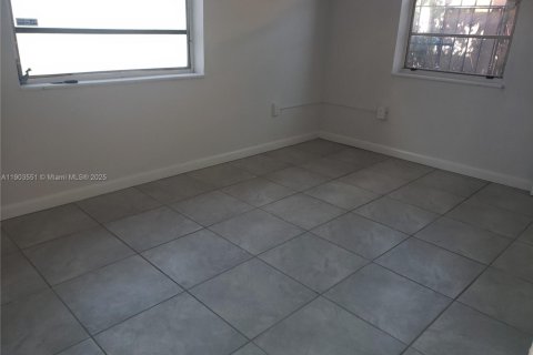 House in North Miami, Florida 3 bedrooms № 1954431 - photo 5