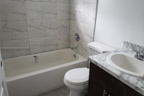 House in North Miami, Florida 3 bedrooms № 1954431 - photo 8