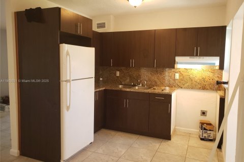 House in North Miami, Florida 3 bedrooms № 1954431 - photo 4