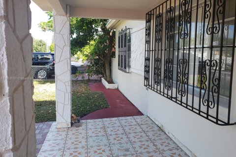 House in North Miami, Florida 3 bedrooms № 1954431 - photo 2