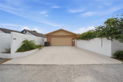 House in Tampa, Florida 3 bedrooms, 164.07 sq.m. № 2388525 - photo 2