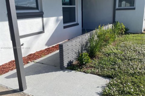 Casa en venta en Cape Coral, Florida, 3 dormitorios, 122.17 m2 № 2253953 - foto 2
