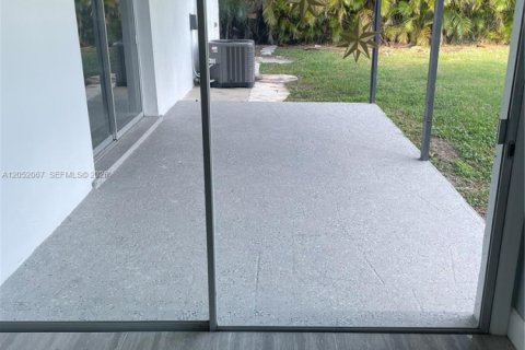 Casa en venta en Cape Coral, Florida, 3 dormitorios, 122.17 m2 № 2253953 - foto 3