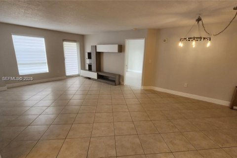 Condo in Miami, Florida, 2 bedrooms  № 1994663 - photo 3