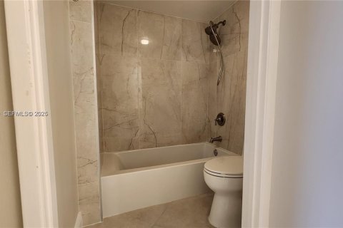 Condo in Miami, Florida, 2 bedrooms  № 1994663 - photo 12