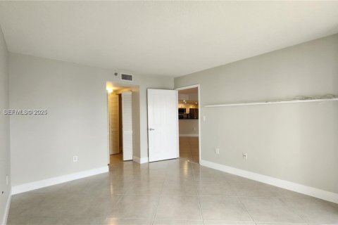 Condo in Miami, Florida, 2 bedrooms  № 1994663 - photo 6