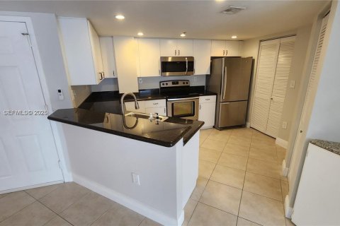 Condo in Miami, Florida, 2 bedrooms  № 1994663 - photo 2