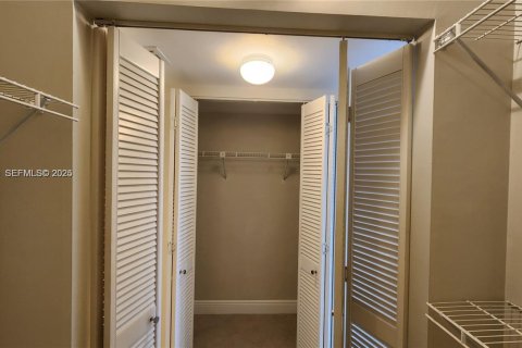 Condo in Miami, Florida, 2 bedrooms  № 1994663 - photo 13