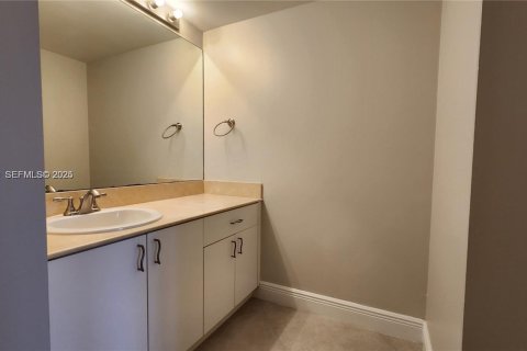 Condo in Miami, Florida, 2 bedrooms  № 1994663 - photo 11