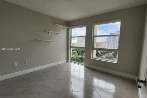 Condo in Miami, Florida, 2 bedrooms  № 1994663 - photo 4