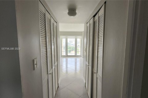 Condo in Miami, Florida, 2 bedrooms  № 1994663 - photo 10