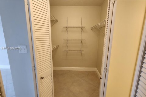 Condo in Miami, Florida, 2 bedrooms  № 1994663 - photo 15