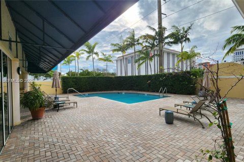 Condo in Miami, Florida, 2 bedrooms  № 1994663 - photo 17